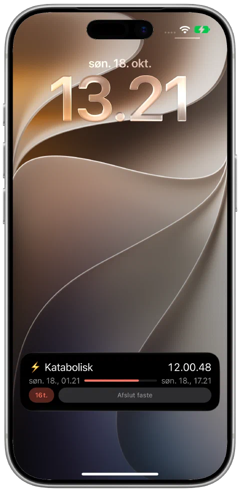 En liveaktivitet fra Fasty på iPhones låseskærm med aktiv timer, fremskridt mod målet og betjening til at afslutte fasten.